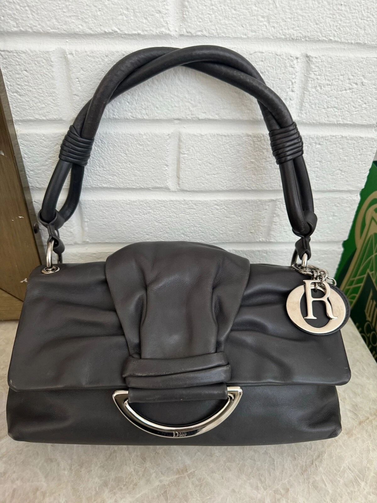 Petit sac à rabat demi lune en cuir gris foncé Christian Dior
