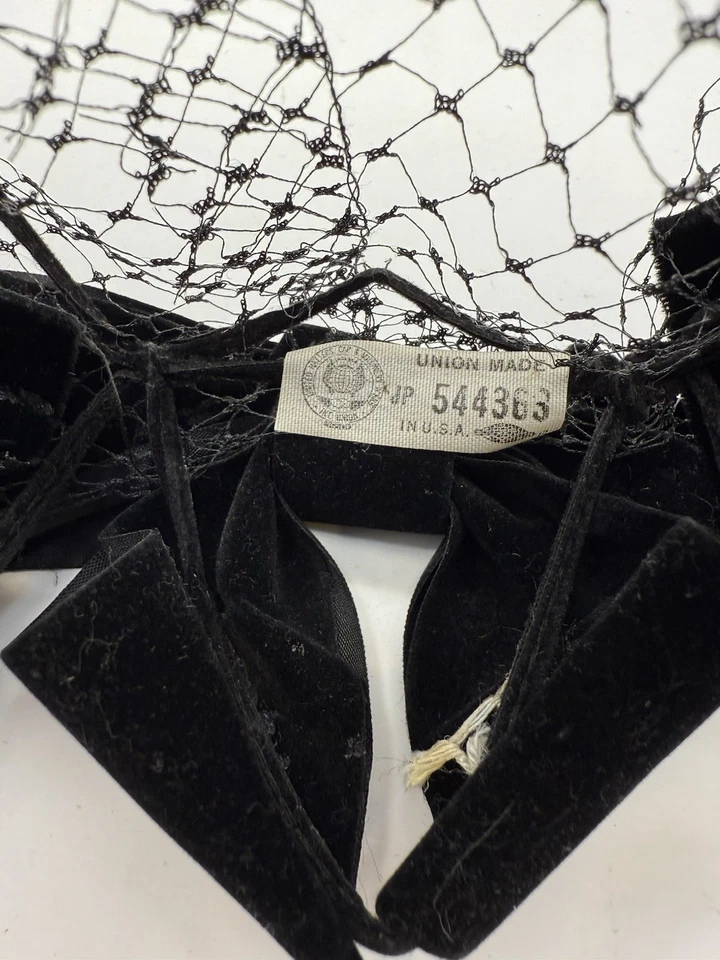 Lot of 3 Vintage 1950s Fascinator Hats Veil, Feather & Floral Headpieces - Image 3 of 4