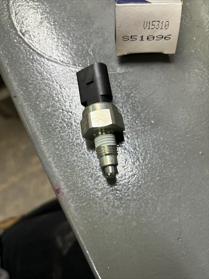 Intermotor BWD S51096, interruptor de luz de respaldo, modelos seleccionados de Audi/Asiento/Volkswagen Foto 3 de 3