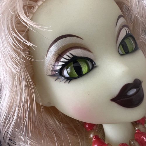 Bratz Bratzillaz - Bambola Sashabella Paws - Spiaggia di Mezzanotte - Bagliore nel Buio π - Foto 3 di 11