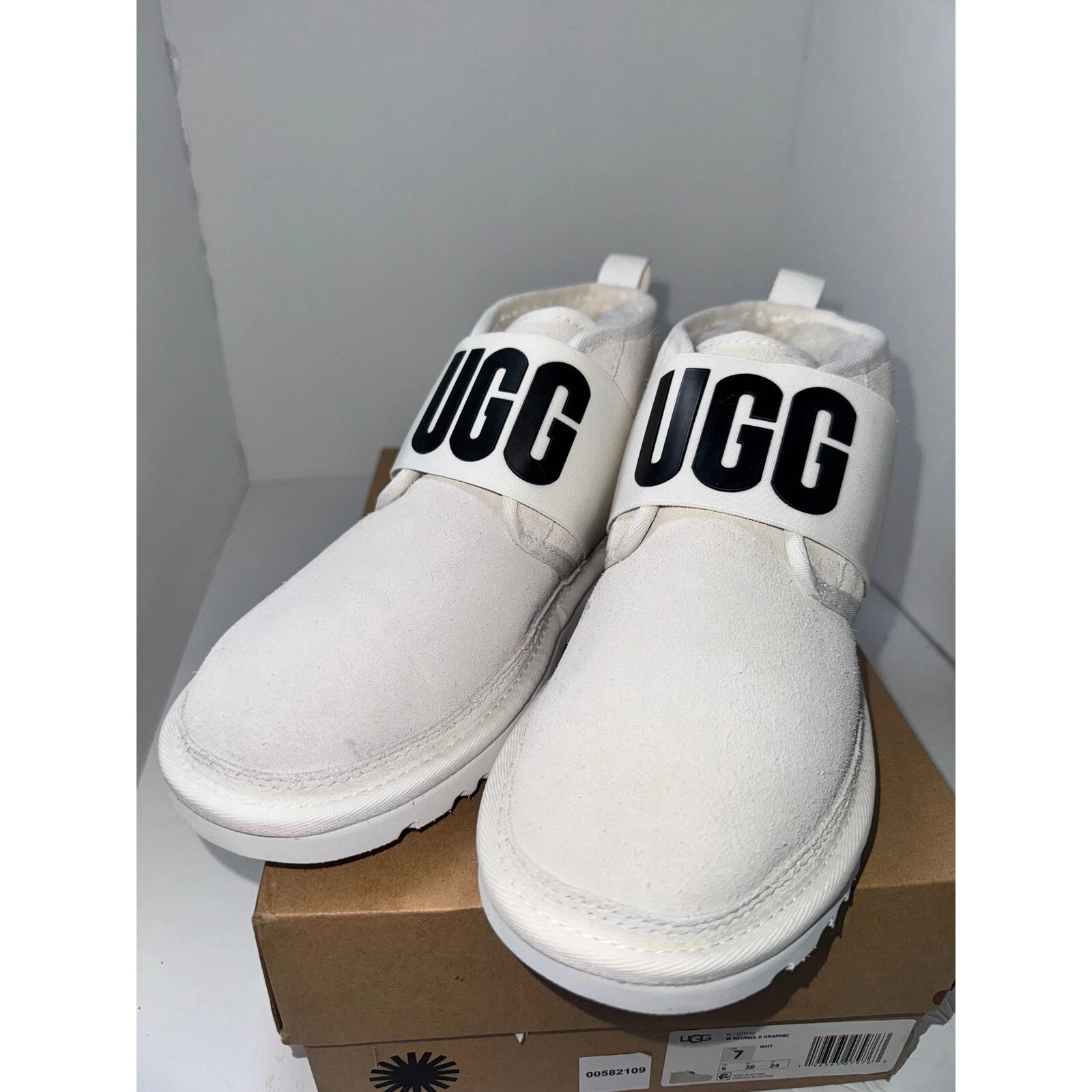 Stivaletto grafico UGG Neumel II accogliente scamosciato caviglia invernale bianco logo taglia 7