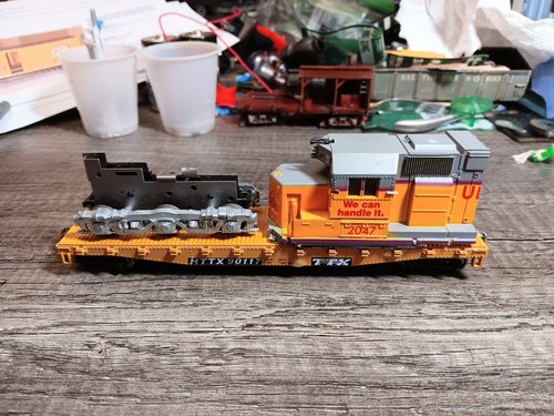 Coche plano HO Walthers Trainline HTTX 90117 con carga locomotora diésel hasta 2047 | Condition: Used
