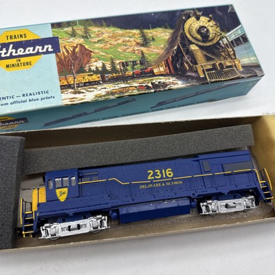 Athearn HO GE U30B Locomotive Delaware & Hudson #2316 Powered Train Works