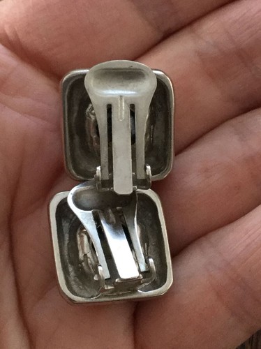 Schöne Qualität Vintage Clip On Ohrringe. Silberton klobiger Nieten schwarzes Glas - Bild 4 von 6