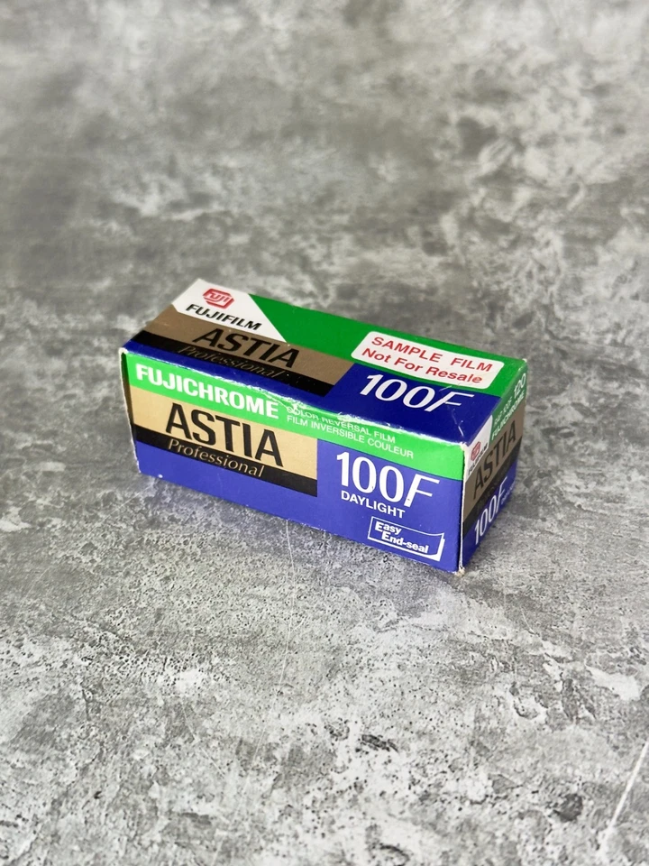 Película vintage Fujifilm Fujichrome Astia 100F Daylight 120 RAP 100F caducidad 2005-1 Foto 4 de 4