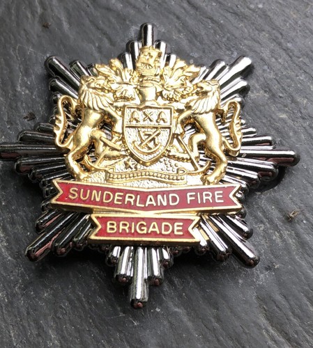 SUNDERLAND FEUERWEHR MÜTZENABZEICHEN VERGOLDET WAPPEN - Bild 1 von 2