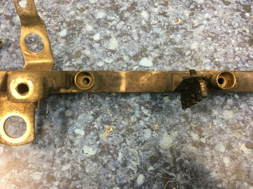 Riel de combustible Porsche 924S 944 8 V N/A (1986-1989) 94411008008 - Imagen 3 de 4