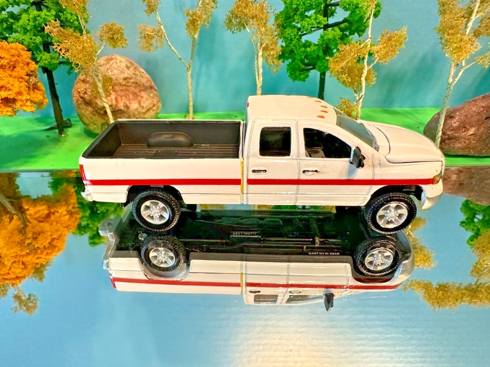 Ertl 1/64 Dodge RAM 2001, 2500, Blancanieves ERTL, fundido a presión personalizado, difícil de encontrar Foto 3 de 3
