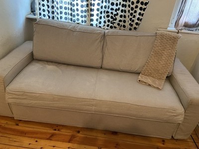 Wandlungsfähiges Schlafsofa   bequem sitzen und schnell in ein Bett verwandeln.