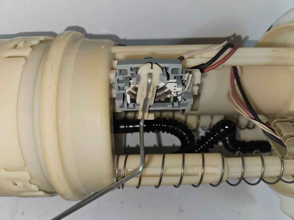 2003-2006 CHRYSLER SEBRING FUEL PUMP ASSEMBLY MODULE OEM, 323-01652 - Image 4 of 4