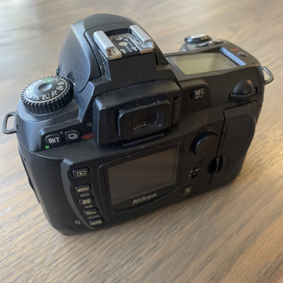 Nikon D D70s 6.1MP Digital SLR Camera - Black (Kit w/ AF-S DX 18