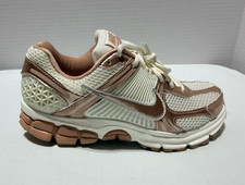 Nike Zoom Vomero 5 W Low Top Lace-Up Mesh Sne...
