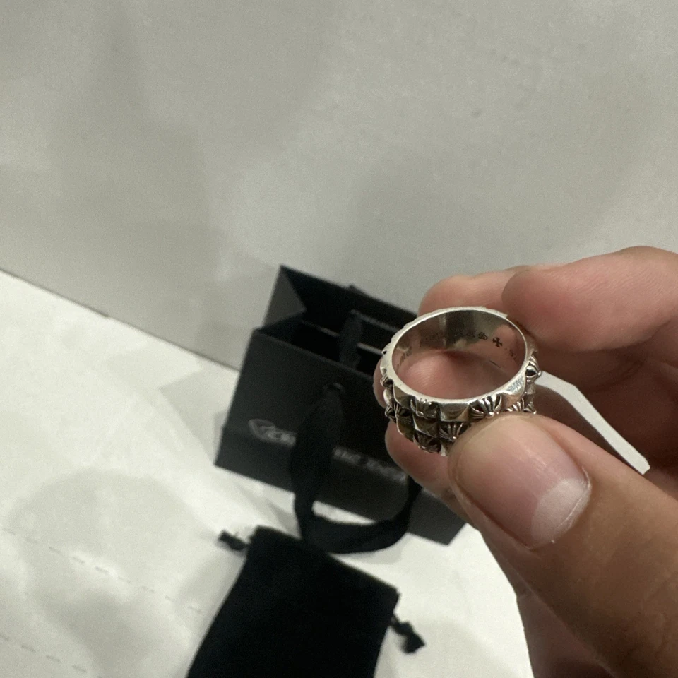 Anillo Floral Corazones Cromados Foto 2 de 2