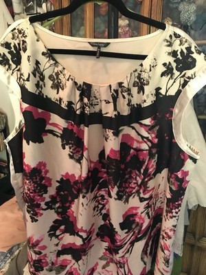Daisy Fuentes Pleated Neck Sleeveless Shell In Black And Pink On Cream 3X