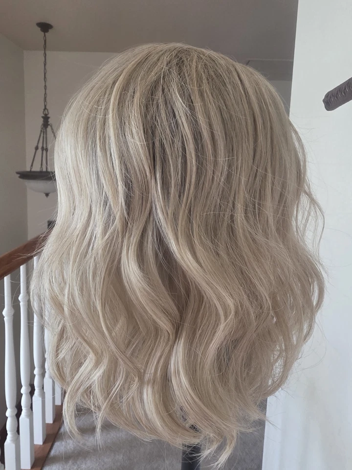 Pelucas Godiva's Secret "peluca Kayla" frente de encaje en vainilla con raíces. Nuevo con etiquetas Foto 2 de 4