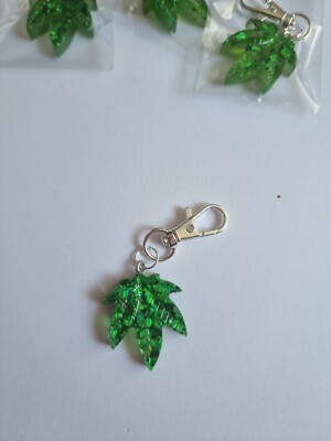 1 Stck. zufälliges kleines handgefertigtes Unkrautblatt Harz Schlüsselanhänger Taschenanhänger GlitzerndByLita