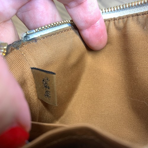 CORNER ZIP WRISTLET IN SIGNATURE LEATHER Cream Women's - Picture 8 of 10