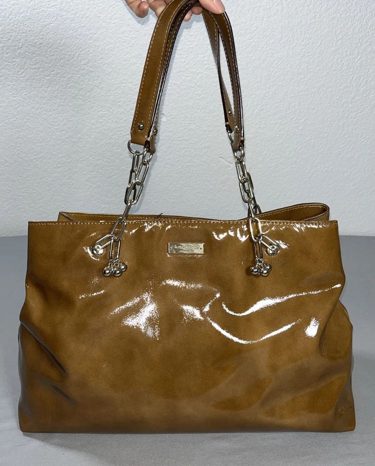 Bolso de hombro Kate Spade New York charol dorado cadena mango marrón $399 Foto 2 de 4