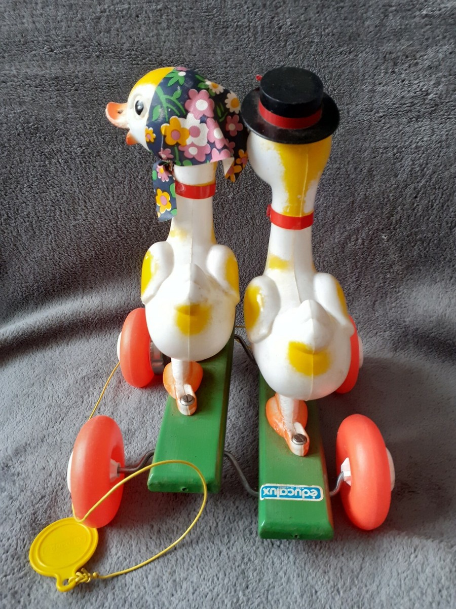 ANCIEN CANARD NOIR EN PELUCHE A TIRER SUR ROULETTE BOIS JOUET