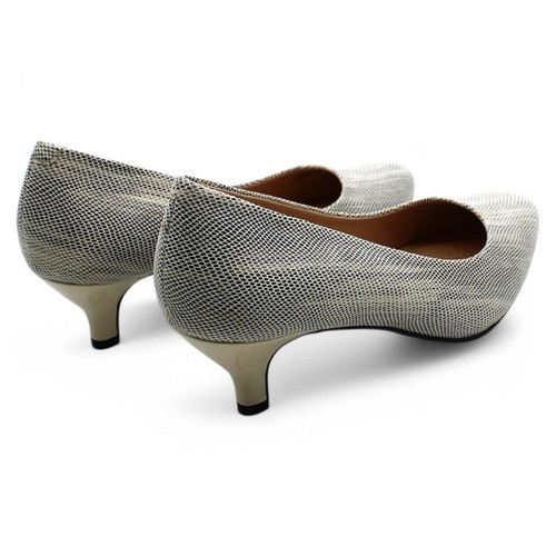 Step Into Comfort and Beautiful Style Trotters Heels (Size 8.5) - Picture 4 of 7