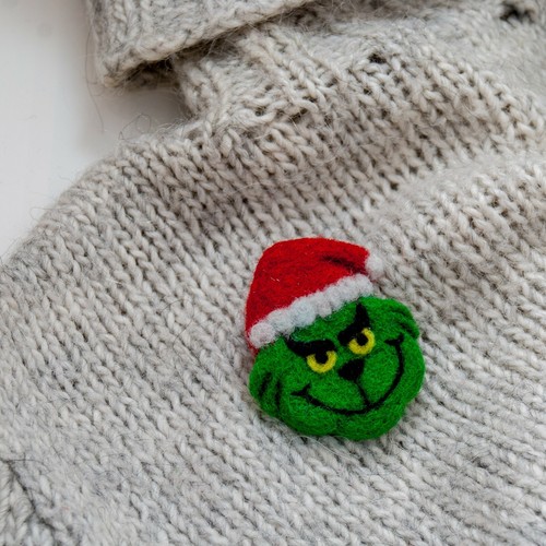 Broche de fieltro Grinch - Regalo de Navidad para ella - Prendedor de lana hecho a mano en caja de regalo - Imagen 1 de 4