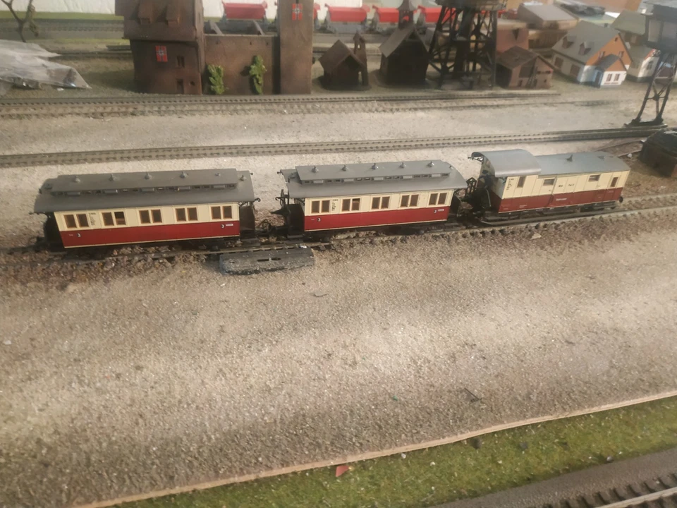 ROCO, THREE PASSENGER WAGONS, SCALE HO - Image 3 of 4
