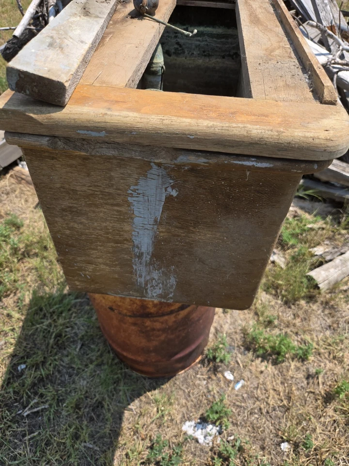Antiguo inodoro de roble forrado de cobre montado en la pared tanque alto fontanería antigua vintage leer Foto 4 de 4