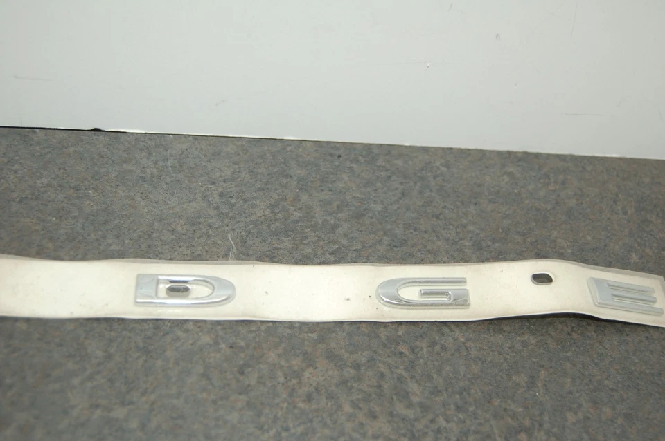 NUEVO Original Mopar Dodge 57010789AA "DODGE" Cromo Placa de Identificación Emblema Trasero Foto 3 de 4