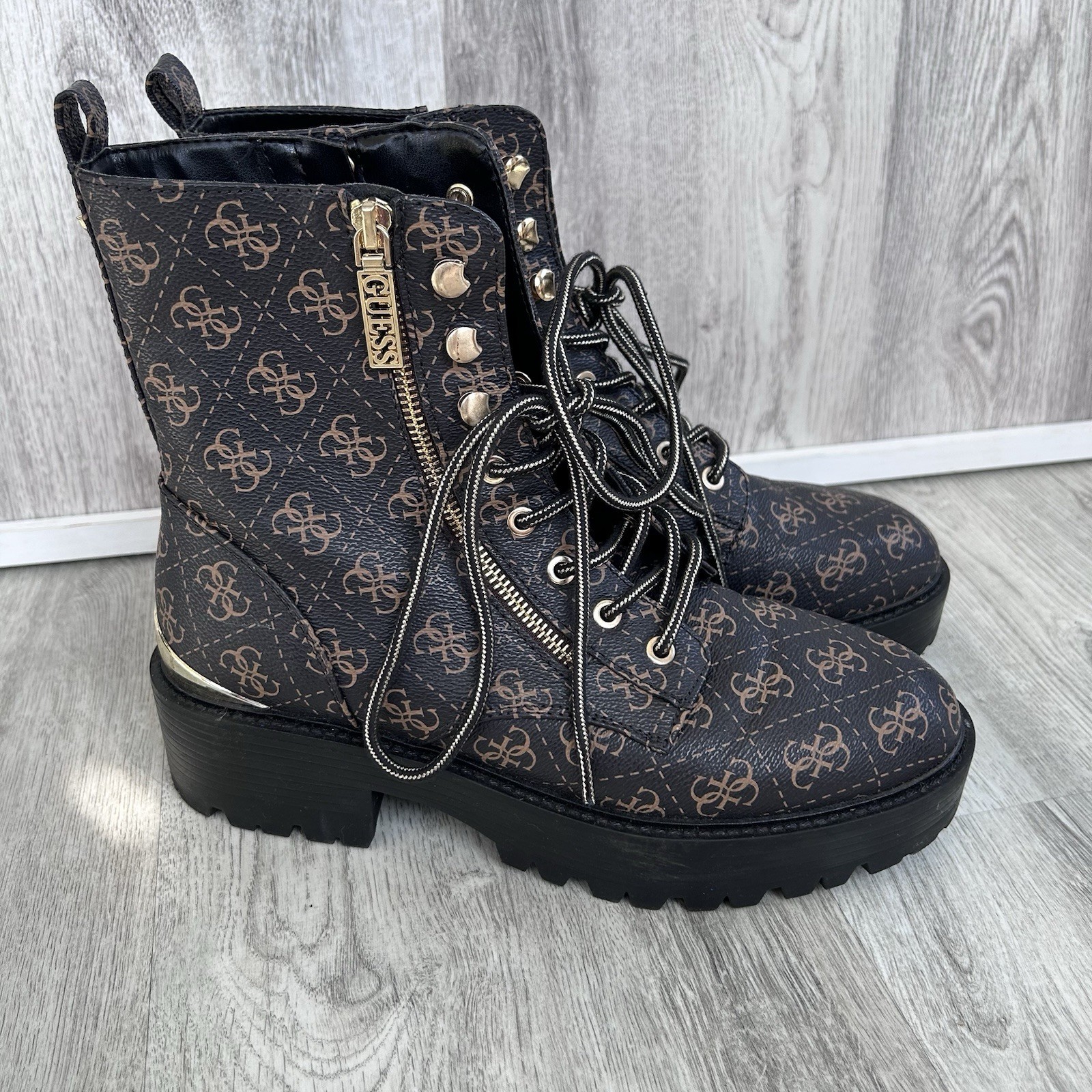 SAOLA Stivali da combattimento Guess Fearne donna 10 M marrone logo suola a strappo grunge chic