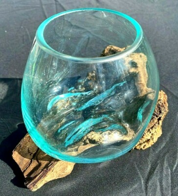 ATEMBERAUBENDE HANDGESCHMOLZENE GLASSCHALE AUF RECYCELTEM TEAKHOLZSOCKEL