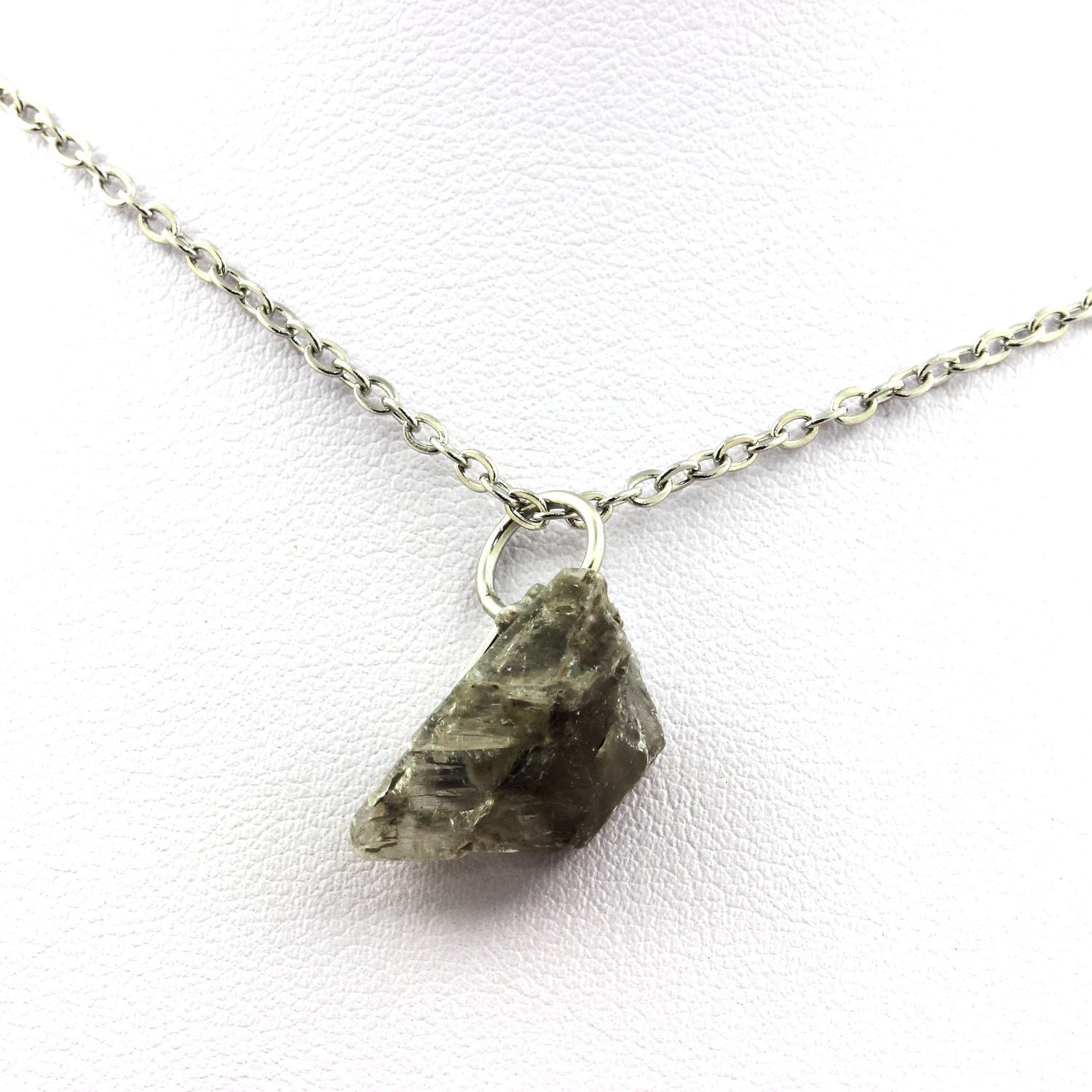 Collier Gypse brut de Marcieu : bijou minéral pour votre équilibre quotidien