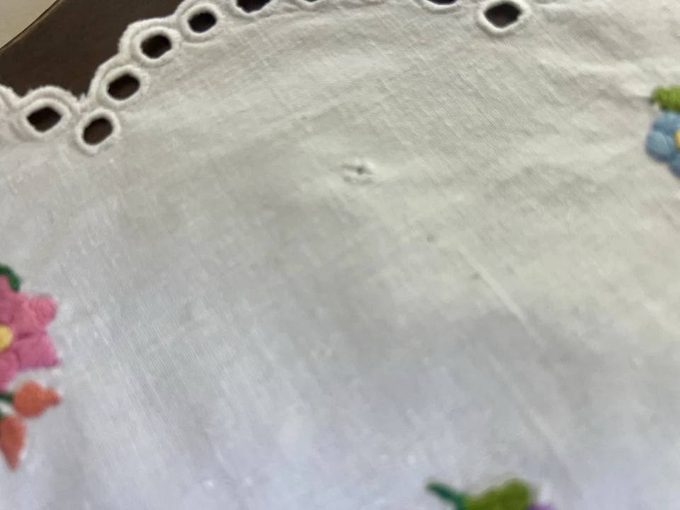 2 kleine Tischdecken Mitteldecke Ø 57 weiß bestickt mit bunten Blumen Nostalgie - Bild 3 von 4
