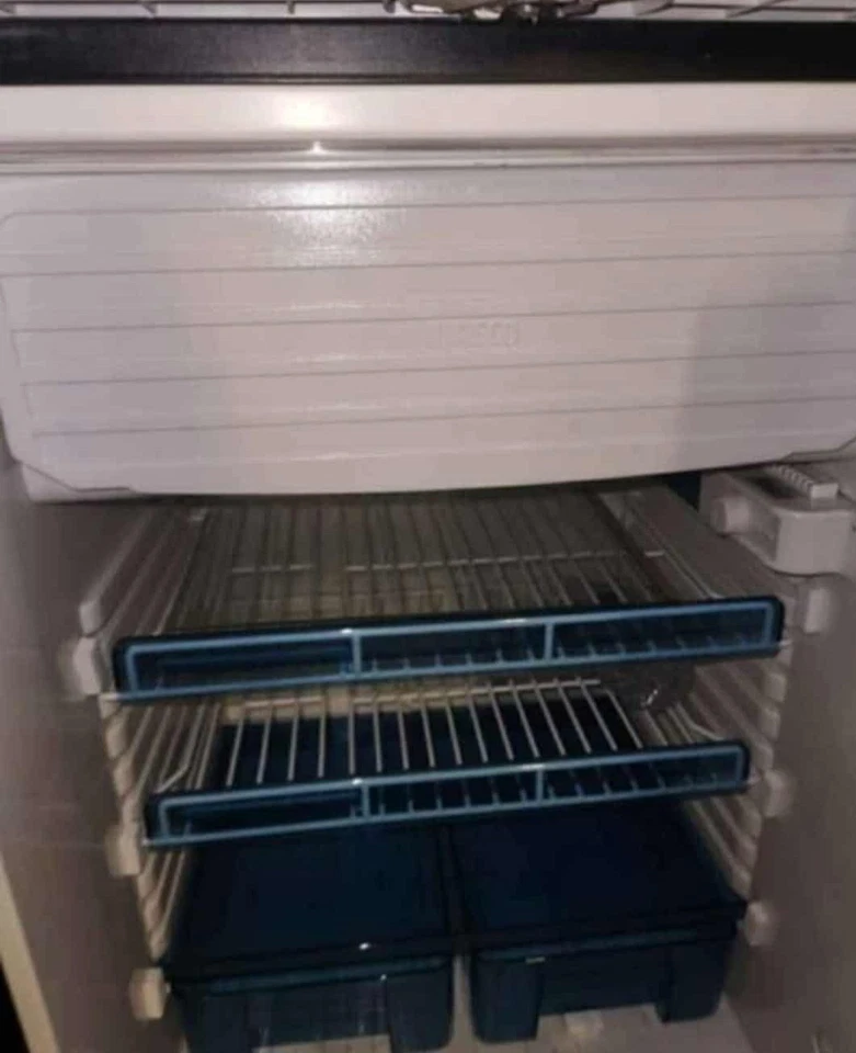 Refrigerador Waeco CR-50 Coolmatic, comúnmente utilizado en casas rodantes, caravanas, yates y Foto 2 de 3