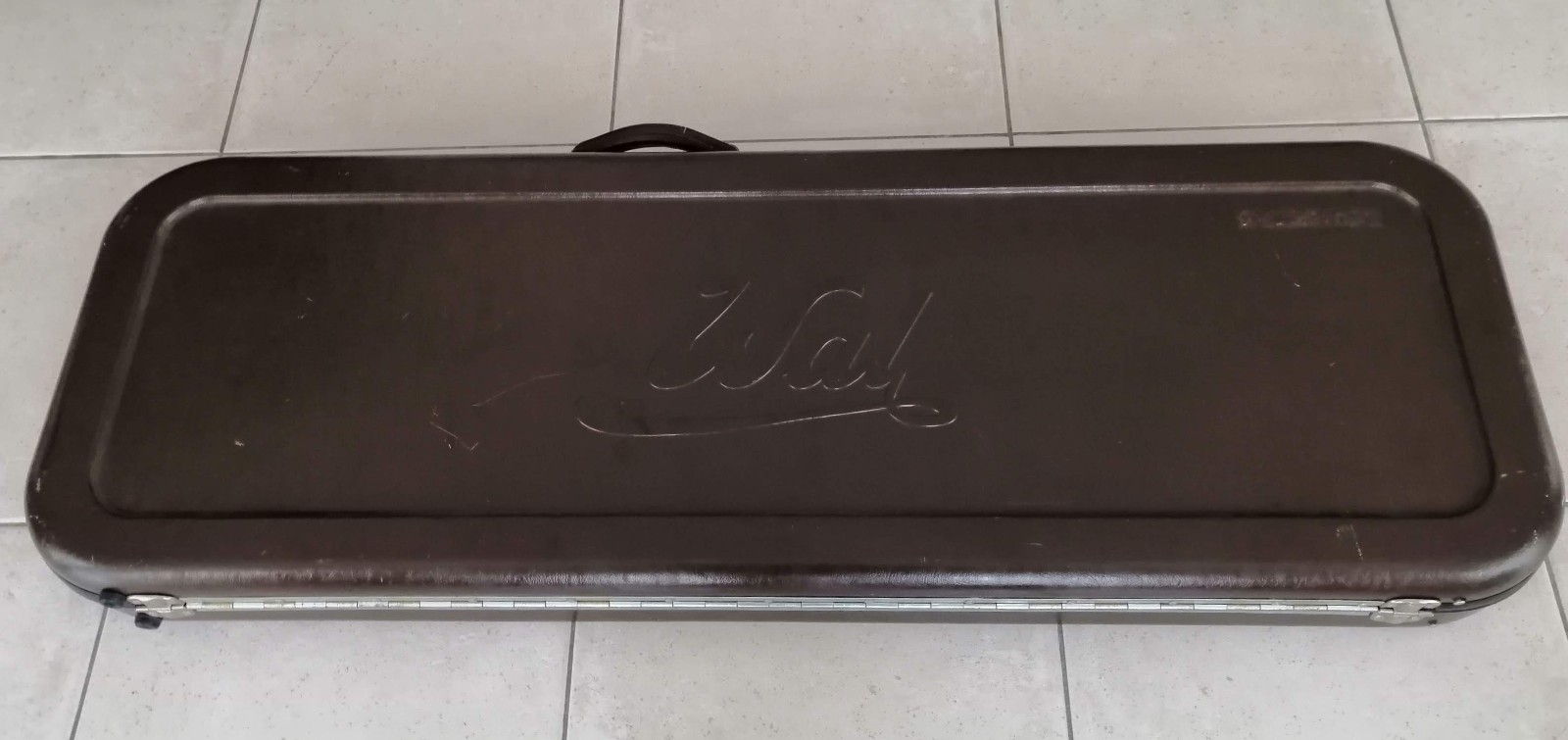 étui (flight case) vintage pour guitare basse Wal (wal bass pro )