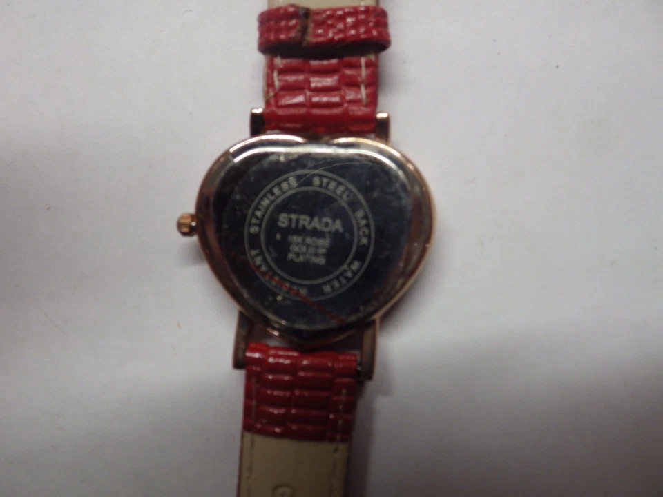 Reloj analógico de cuarzo chapado en IP de oro rosa de 18 quilates Strada con caja en forma de corazón Foto 3 de 3