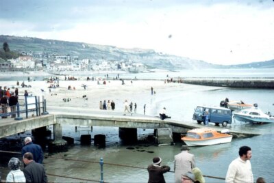 Foto 6x4 Lyme Regis - ein Bienenstock der Aktivität um 1977