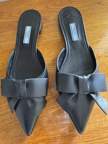Wunderschöne Prada schwarze Leder Pantoletten Pantoletten mit Lederschleife US 9 EU 39