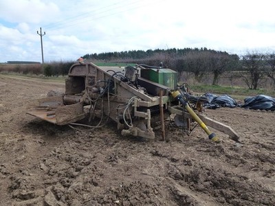 Foto A3 Schlammbedeckter Karottenroder auf der Landzunge Congham am Rand c2013