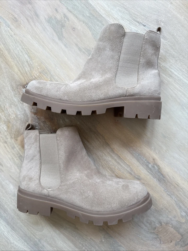 Youth Girl shoes Boot size 5 Madden Girl Beige Suede Chunky Sole Lug Fall - Image 2 of 4