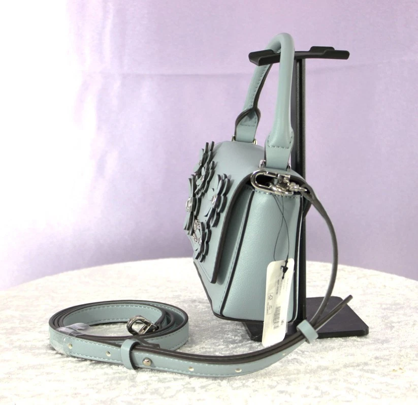 Bandolera Guess Zaria Mini con asa superior - Azul pizarra con apliques florales Foto 3 de 4