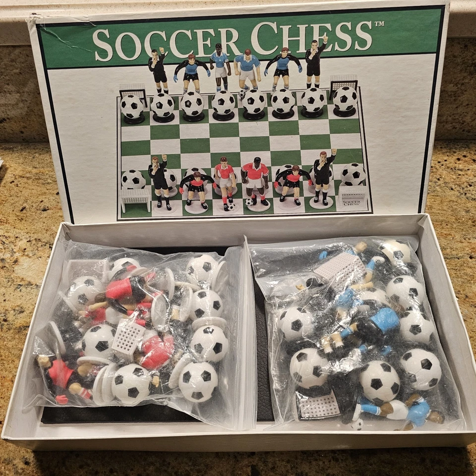 SOCCER CHESS COMPLETE Set Big League Promotion 2002 - Image 2 of 4