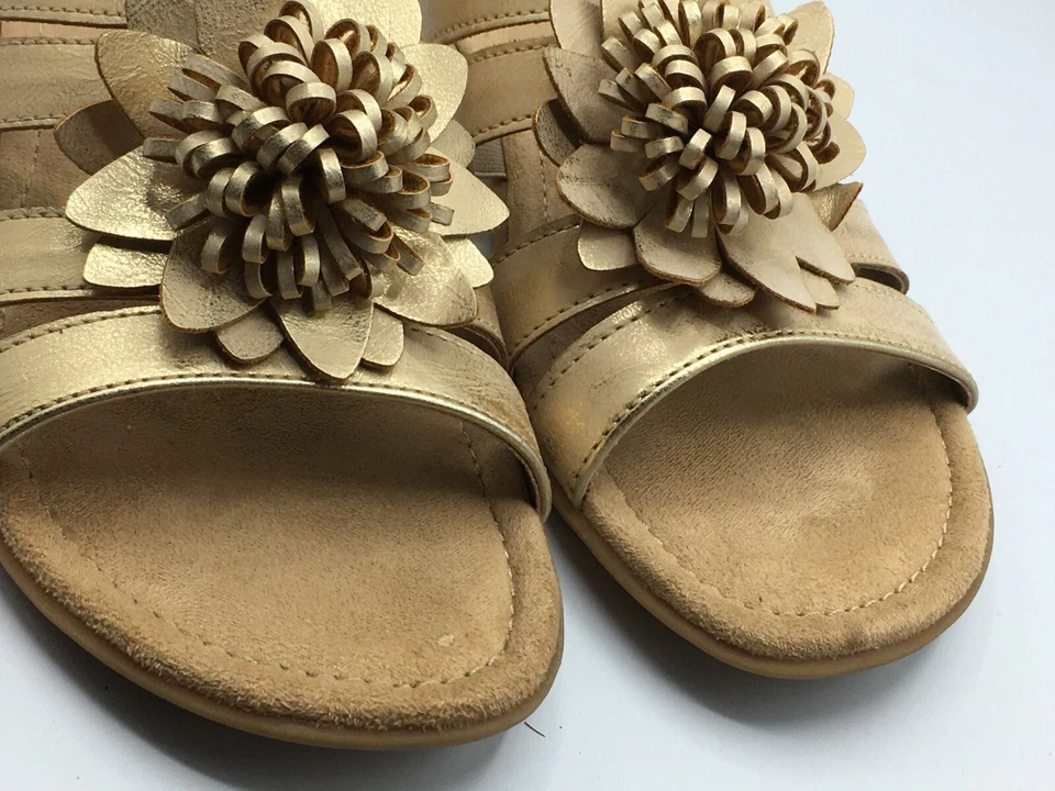 Sandalias con tiras St Johns Bay Uriel talla 8 M zapatos planos dorados para mujer Foto 2 de 4