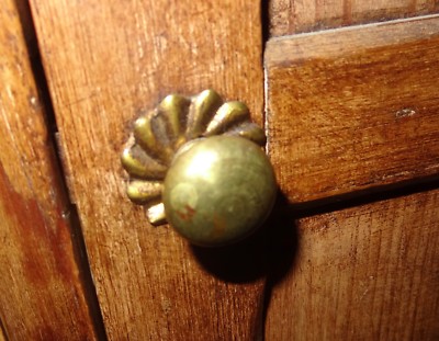 Vieille Armoire Penderie En Bois Pour Poupée - Meuble De Maîtrise Ancien à Nettoyer
