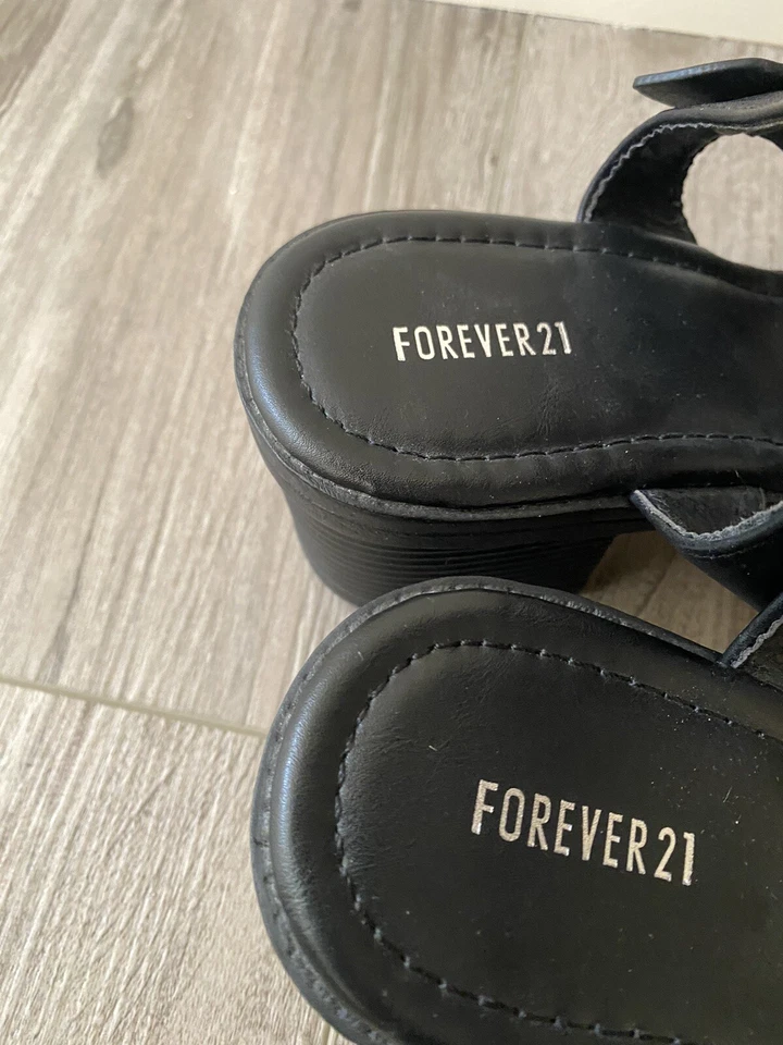 Sandálias Forever 21 femininas salto 7 couro preto salto bloco plataforma robusta alça - Imagem 4 de 4