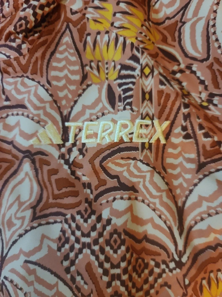 阿迪达斯 x FARM Rio 女式 Terrex 多网眼衬里雨衣小号全新带标签 — 第 2/4 张图片