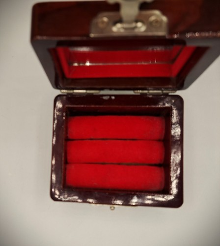 Vintage Red Lacquered Abalone Inlay Flower 4” Trinket/ Ring Box w/Turtle Clasp - Picture 4 of 9
