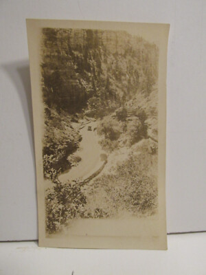 1920'S VINTAGE FOUND PHOTOGRAPH OLD PHOTO B&W FORD CAR DRIVING THROUGH CANYON