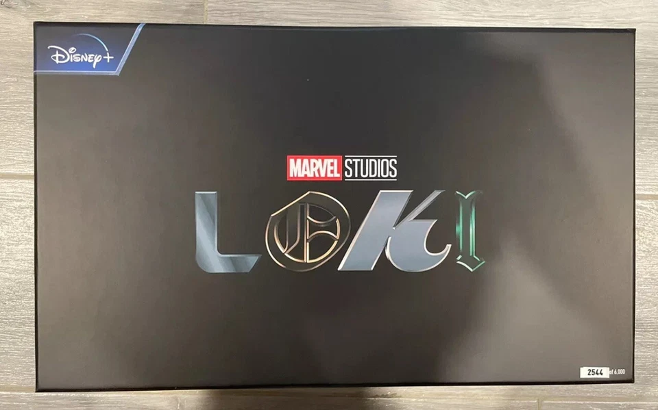 Juego de casco con cuernos Marvel Loki tocado exclusivo GameStop limitado 10000 LE Foto 2 de 2
