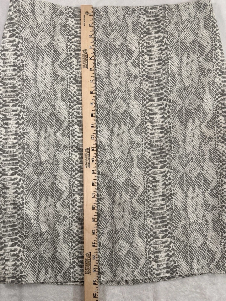 Falda Ann Taylor Gris Línea A Lápiz Recto Estampado Piel de Serpiente Hasta la Rodilla Foto 2 de 4