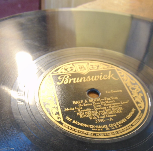 78RPM Brunswick 3396 Ben Bernie - Half a Moon / The Little White House, clean VG - Picture 2 of 3